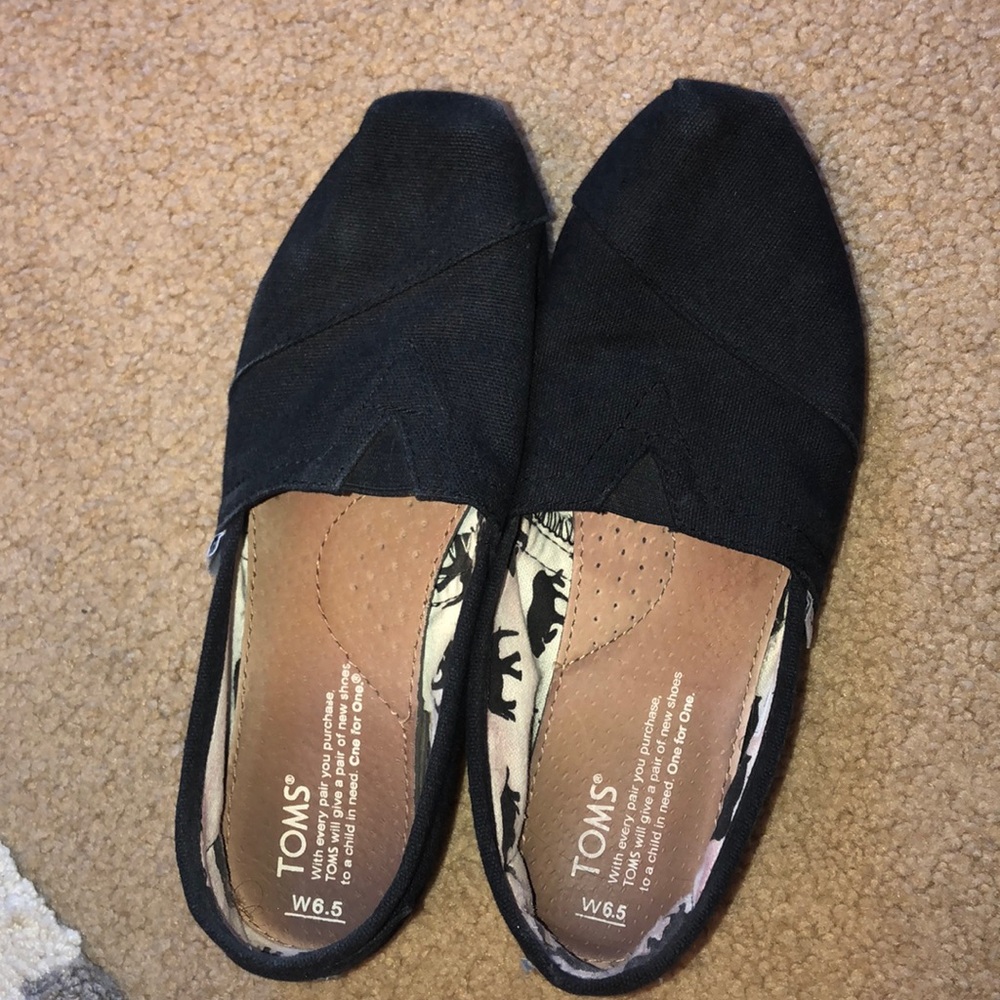 black pair of toms